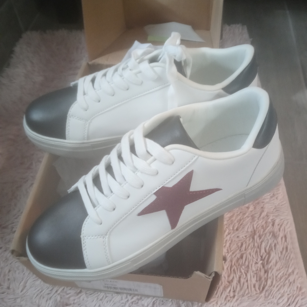 Sneakers - Picture 2 of 7